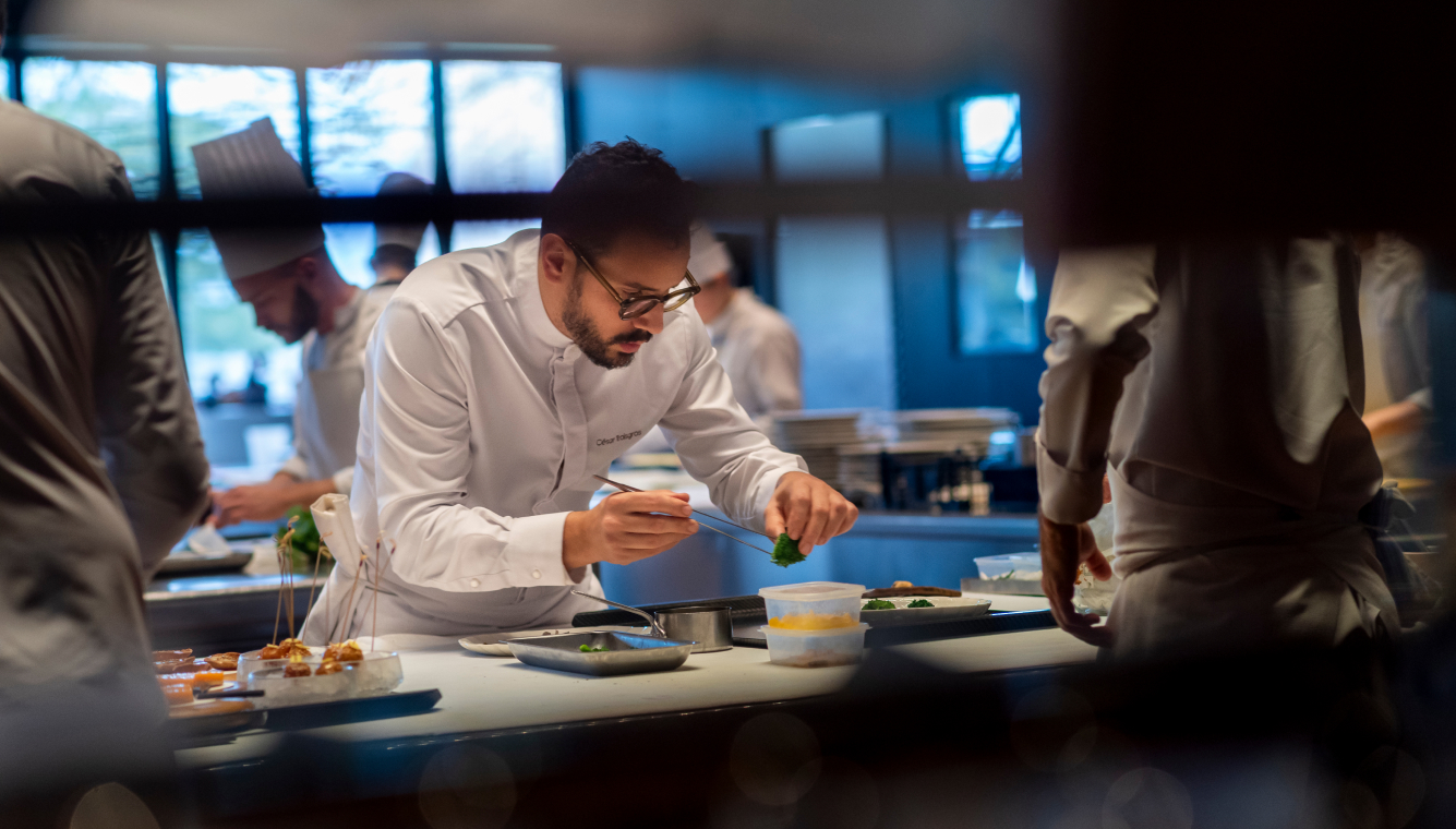 César Troisgros en cuisine du restaurant gastronomique