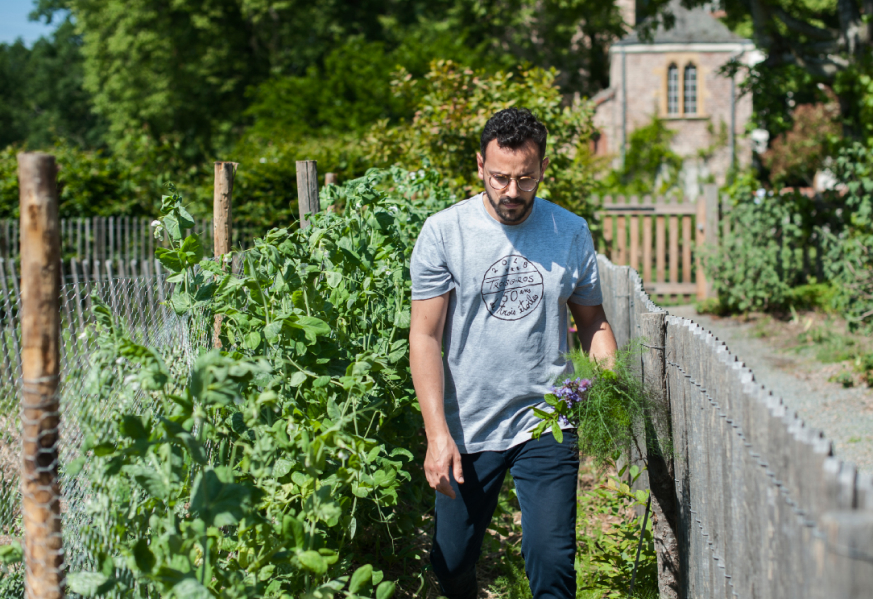 César Troisgros chef cuisinier dans le jardin de la Maison Troisgros