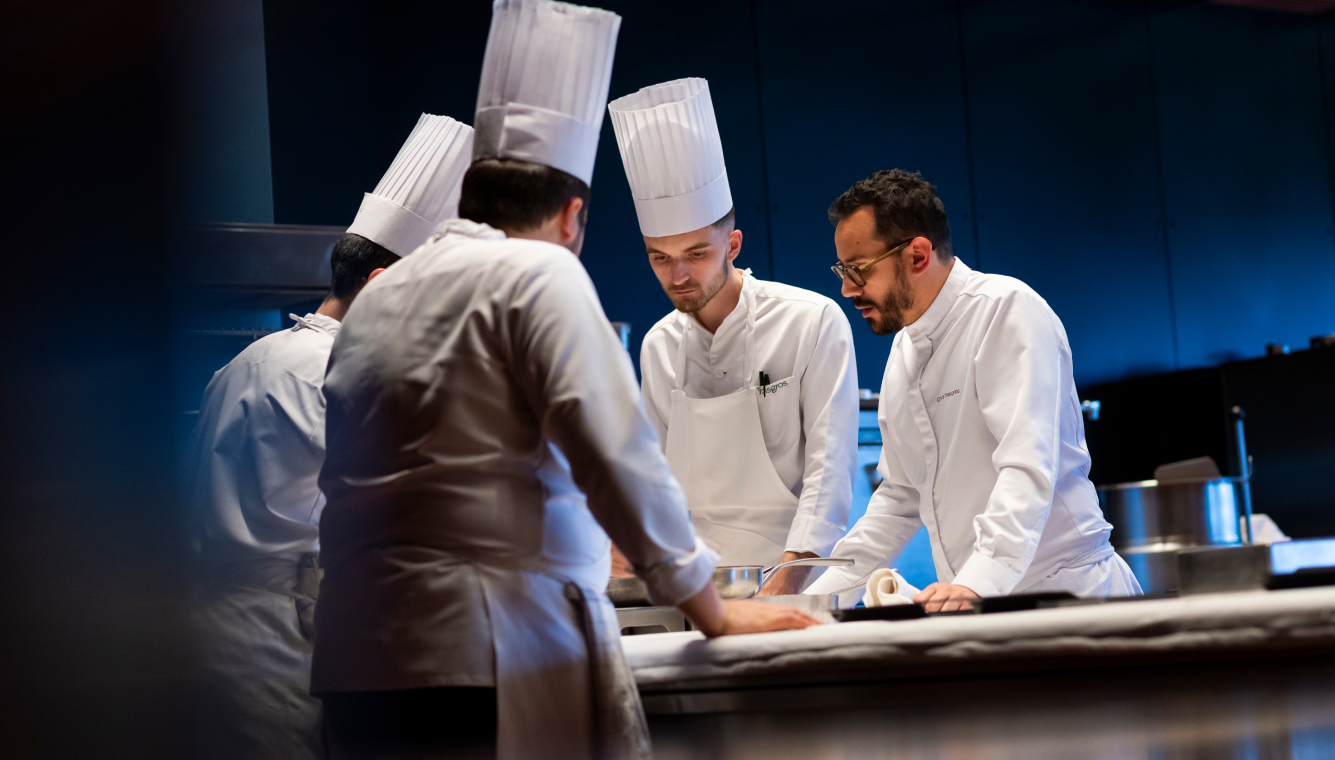 équipe en cuisine du restaurant étoilé 3 étoiles Michelin