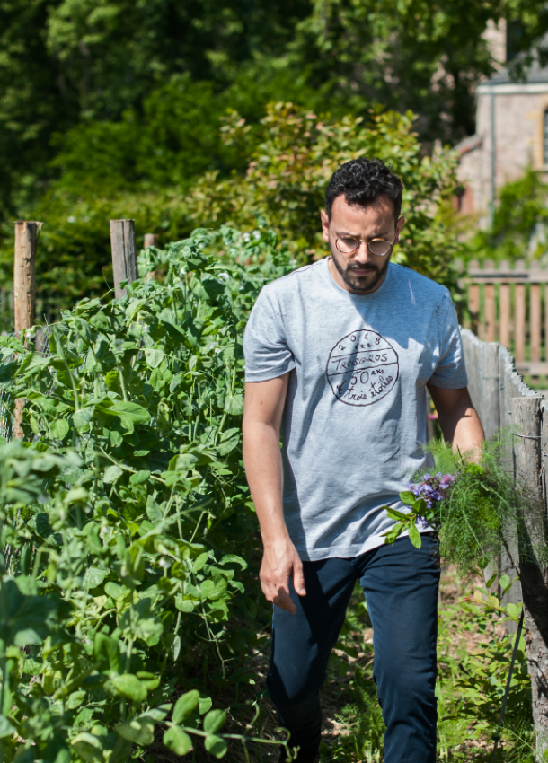 César Troisgros chef cuisinier dans le jardin de la Maison Troisgros